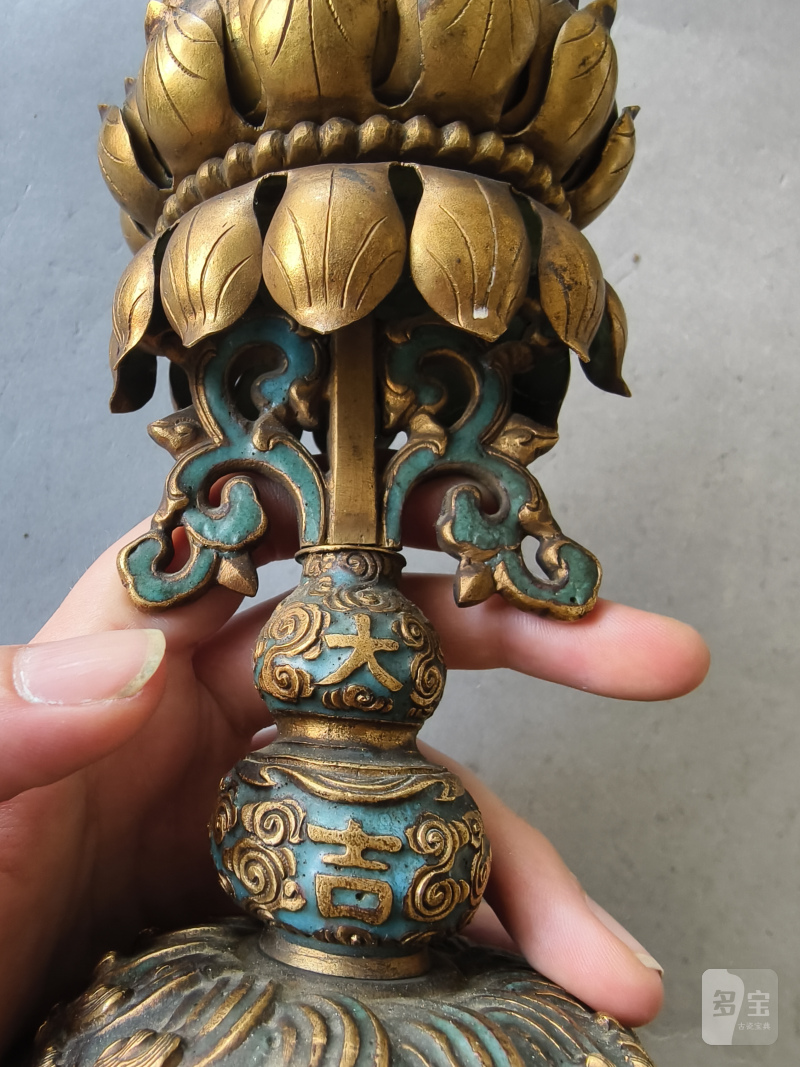 A Buddhist altar emblem made of fire-gilt copper with enamel decoration and lotus for incense sticks - 图17
